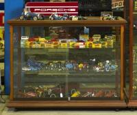 DISPLAY CASE: A excellent counter top&nbsp;glass display cabinet, featuring wood frame, mirrored&nbsp;base, & two&nbsp;glass shelves, 98cm high, 126cm wide, 56.5cm deep overall