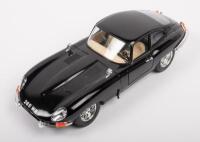 JAGUAR E TYPE: A 1:18&nbsp;scale Bburago&nbsp;model&nbsp;including a 1961 Jaguar 'E' type