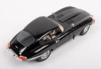 JAGUAR E TYPE: A 1:18&nbsp;scale Bburago&nbsp;model&nbsp;including a 1961 Jaguar 'E' type - 2