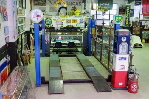 HOIST: A Bishamon&nbsp;model FP-3000X, four post pantagraph hoist, 3 phase power, 3000kg capacity, measures approximately 2.1m high, 4.3 in length and 1.95m in width. (buyer to remove)