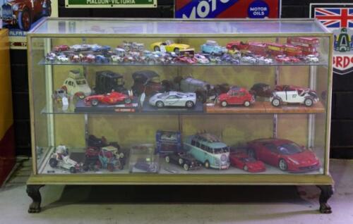DISPLAY CASE: A nice brass framed glass display case with claw feet & two glass shelves, 92cm high, 148.5cm wide, 56.5cm deep approx