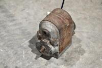 BOSCH: A Bosch magneto ZE1, complete and spins [Location: Sydney]