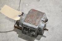 BOSCH: A Bosch magneto ZE1, complete and spins [Location: Sydney] - 4