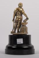 VULCAN: An early 20th Century brass Vulcan Cars Blacksmith mascot affixed to bakelite base, 11cm high - 2