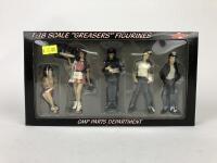 FIGURES: Group of 1:18 scale unopened character figures (NB description) - 2