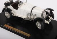 MERCEDES BENZ: Two 1:18 scale Mercedes models including a&nbsp;Bburago&nbsp;Mercedes Benz SSKL 1930, white, and Maisto Mercedes Benz 540 K in blue - 5