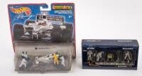 WILLIAMS: Two&nbsp;1:43&nbsp;scale Minichamps/Hotwheels&nbsp;models including a Williams Pit Stop Team and a Williams F1 Team Pit Crew/car