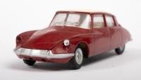 CITROEN: Three&nbsp;Citroen models,&nbsp;including a 1:32 scale Bburago&nbsp;2CV, a 1:43 scale Matchbox Dinky 1957&nbsp;2CV, and a reproduction Dinky Toys DS 19&nbsp; - 2
