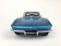 CHEVROLET: Three 1:18 scale Chevrolet Corvettes (NB description) - 6