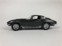 CHEVROLET: Three 1:18 scale Chevrolet Corvettes (NB description) - 16