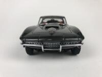 CHEVROLET: Three 1:18 scale Chevrolet Corvettes (NB description) - 17