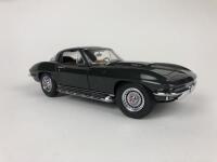 CHEVROLET: Three 1:18 scale Chevrolet Corvettes (NB description) - 18