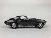 CHEVROLET: Three 1:18 scale Chevrolet Corvettes (NB description) - 19