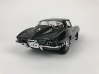 CHEVROLET: Three 1:18 scale Chevrolet Corvettes (NB description) - 20
