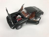 CHEVROLET: Three 1:18 scale Chevrolet Corvettes (NB description) - 22