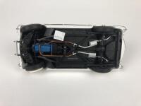 CHEVROLET: Three 1:18 scale Chevrolet Corvettes (NB description) - 32