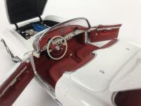 CHEVROLET: Three 1:18 scale Chevrolet Corvettes (NB description) - 35