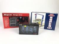 GARAGE: Group of unopened 1:18 garage related models (NB description)