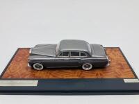 ROLLS-ROYCE: A fine 1:43 scale model by Matrix of the 1965 Silver Cloud III Flying Spur by H.J.Mulliner, Limited Edition (009 of 408) in original packaging [Location: Sydney] - 5