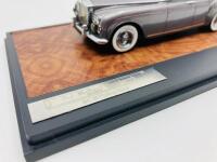 ROLLS-ROYCE: A fine 1:43 scale model by Matrix of the 1965 Silver Cloud III Flying Spur by H.J.Mulliner, Limited Edition (009 of 408) in original packaging [Location: Sydney] - 7