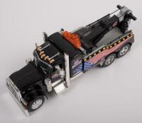 PETERBILT TOW TRUCK: A 1:32 scale Peterbilt&nbsp;model 379&nbsp;heavy duty tow truck, made by Jada toys