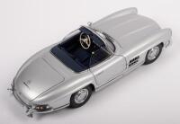 MERCEDES BENZ 300SL: A 1:18 scale 1957 Mercedes Benz 300 SL roadster, finished in silver&nbsp;paintwork - 3