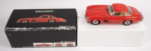 MERCEDES BENZ 300SL GULLWING: A 1:18 scale 1954 Mercedes Benz 300 SL "Gullwing", finished in red paintwork