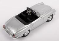 MERCEDES BENZ 190SL: A 1:18 scale 1955&nbsp;Mercedes Benz 190&nbsp;SL roadster, finished in silver&nbsp;paintwork - 3