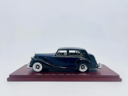 ROLLS-ROYCE: A fine 1:43 scale model by True Scale Miniatures of the 1952 Silver Wraith Saloon by Park Ward, in original packaging [Location: Sydney]
