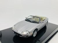 Jaguar: A 1:43 scale model by AutoArt of the XK8 Convertible&nbsp;in Platinum Silver, in original packaging [Location: Sydney] - 5