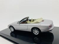 Jaguar: A 1:43 scale model by AutoArt of the XK8 Convertible&nbsp;in Platinum Silver, in original packaging [Location: Sydney] - 6