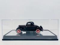 FORD: A 1:43 scale model by Classic Carlectables of the 1933 Ford V8 Coupe, limited edition 0424/2500, complete with original packaging and certificate of authenticity. [Location: Sydney] - 7