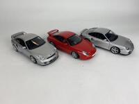 PORSCHE: Three 1:18 scale Porsche 911 model cars produced by AutoArt (NB description) - 5