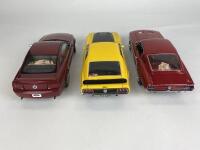 FORD: Three 1:18 scale Ford Mustang model cars produced by AutoArt (NB description) - 4
