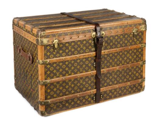 LOUIS VUITTON: An early 20th century Louis Vuitton monogram print courier trunk, 56cm high, 81cm wide, 51cm deep