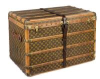 LOUIS VUITTON: An early 20th century Louis Vuitton monogram print courier trunk, 56cm high, 81cm wide, 51cm deep