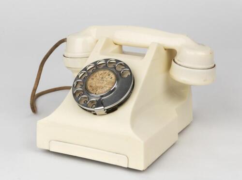 TELEPHONE: An Ivory White Bakelite Telephone PMG Model 332