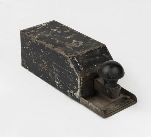 TELEGRAPH KEY: A World War II WT8 Amp No.2 telegraph key
