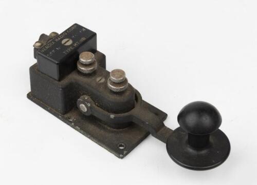 BENDIX RADIO CORP. TELEGRAPH KEY: A WWII Bendix Radio Corp. Type MT-11B Telegraph Key