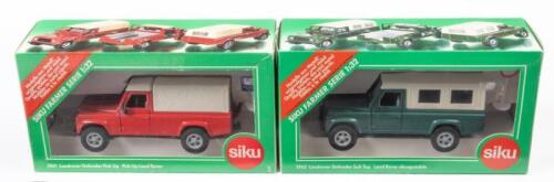 SIKU: Two Siku 1:32 scale Land Rover models in boxes, includes a Land Rover Defender Soft Tp No. 2562 and a Land Rover Defender Pick Up No. 2561