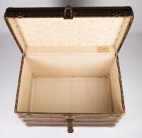 LOUIS VUITTON: An early 20th century Louis Vuitton monogram print courier trunk, 56cm high, 81cm wide, 51cm deep - 10