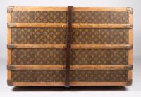 LOUIS VUITTON: An early 20th century Louis Vuitton monogram print courier trunk, 56cm high, 81cm wide, 51cm deep - 11
