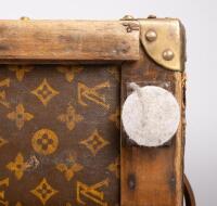LOUIS VUITTON: An early 20th century Louis Vuitton monogram print courier trunk, 56cm high, 81cm wide, 51cm deep - 13