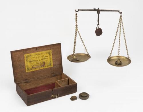 W&T.AVERY GOLD SCALES: A set of W&T.Avery gold weighing scales. Circa 1893