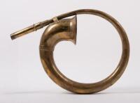 HORN: A curved brass horn, maker unknown, approx 33cm wide