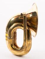 HORN: A brass curved horn, approx 28cm high, no rubber bulb