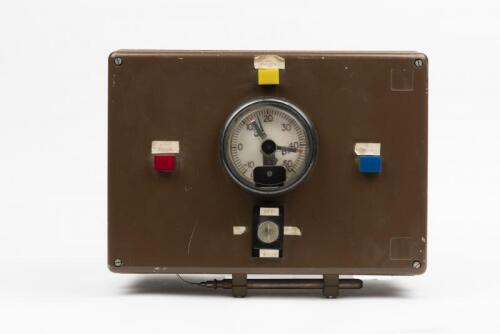 DOBBIE INSTRUMENTS: A Dobbie Instruments Australia temperature gauge box