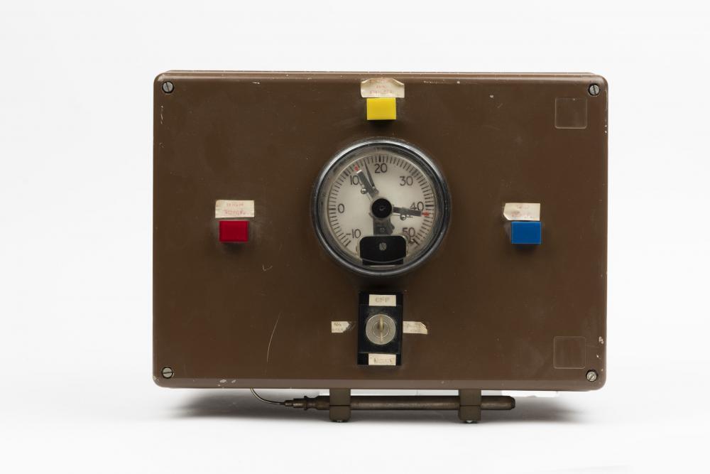 Dobbie Instruments DOBBIE INSTRUMENTS: A Dobbie Instruments Australia temperature gauge box