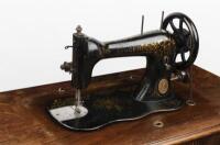 SINGER SEWING MACHINE: A decorative antique Singer Sewing Machine - 3