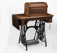 SINGER SEWING MACHINE: A decorative antique Singer Sewing Machine - 2